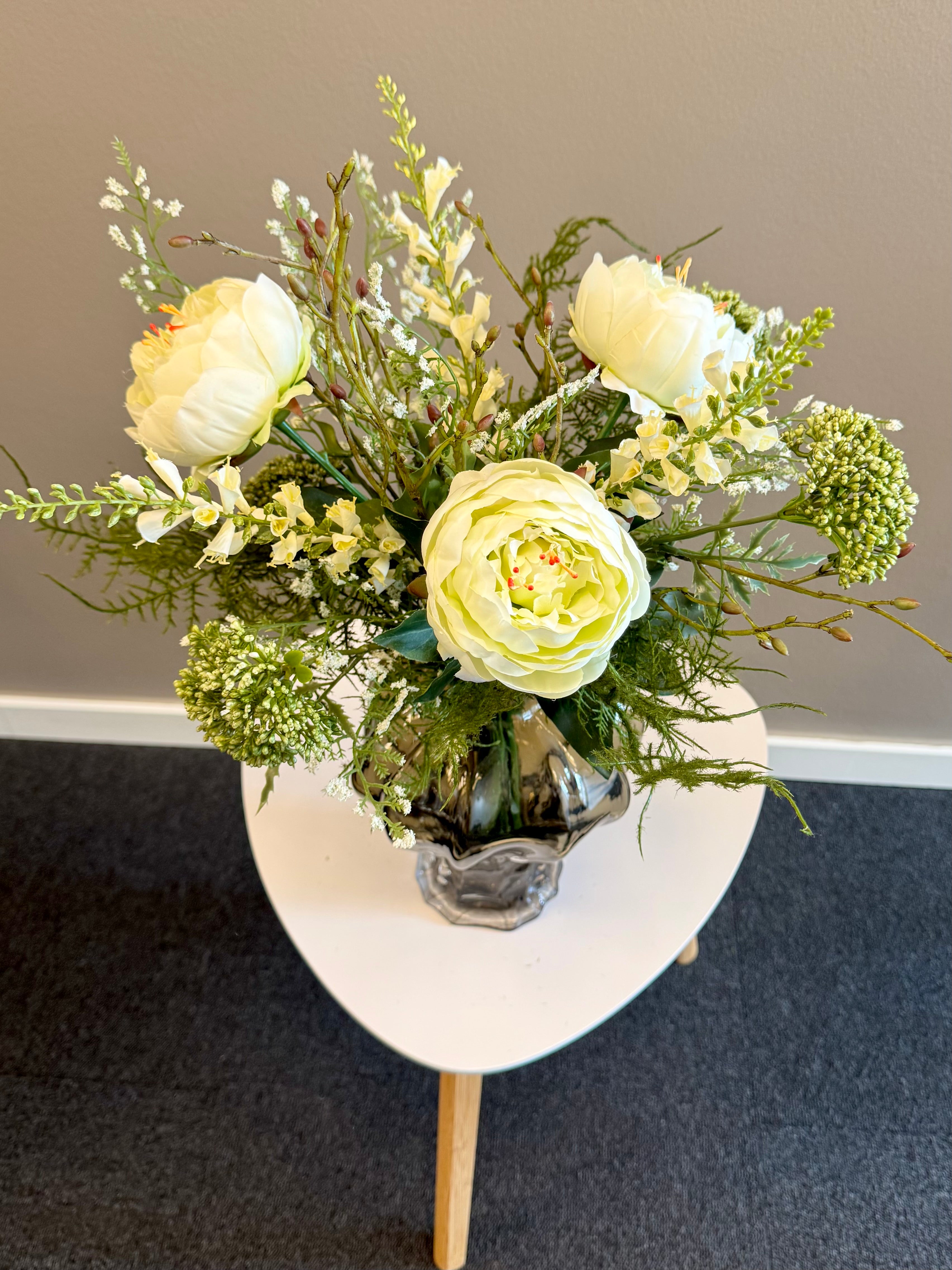 Hvid pæon/digitalis buket