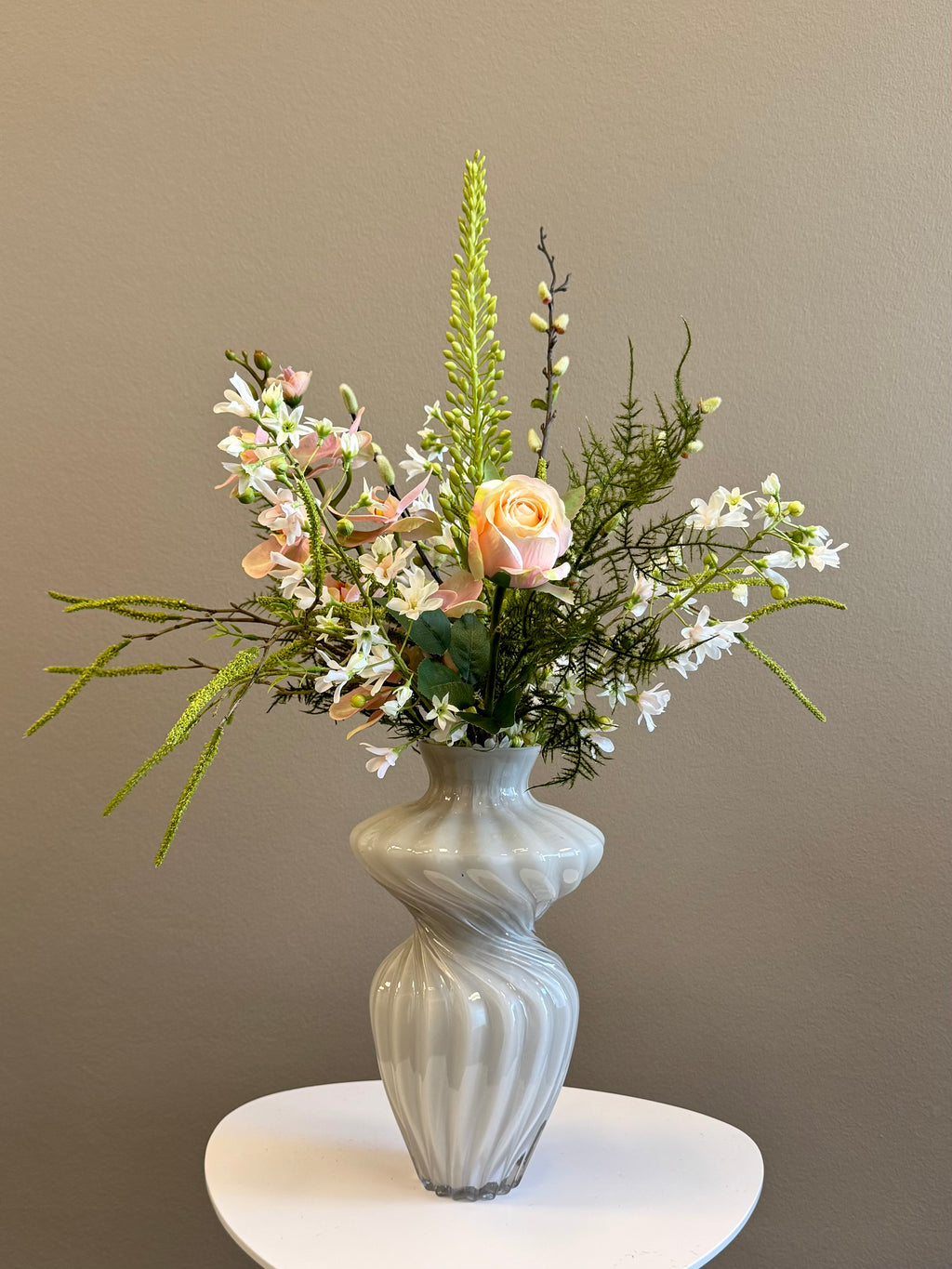 Sommer buket med orkidé og rose