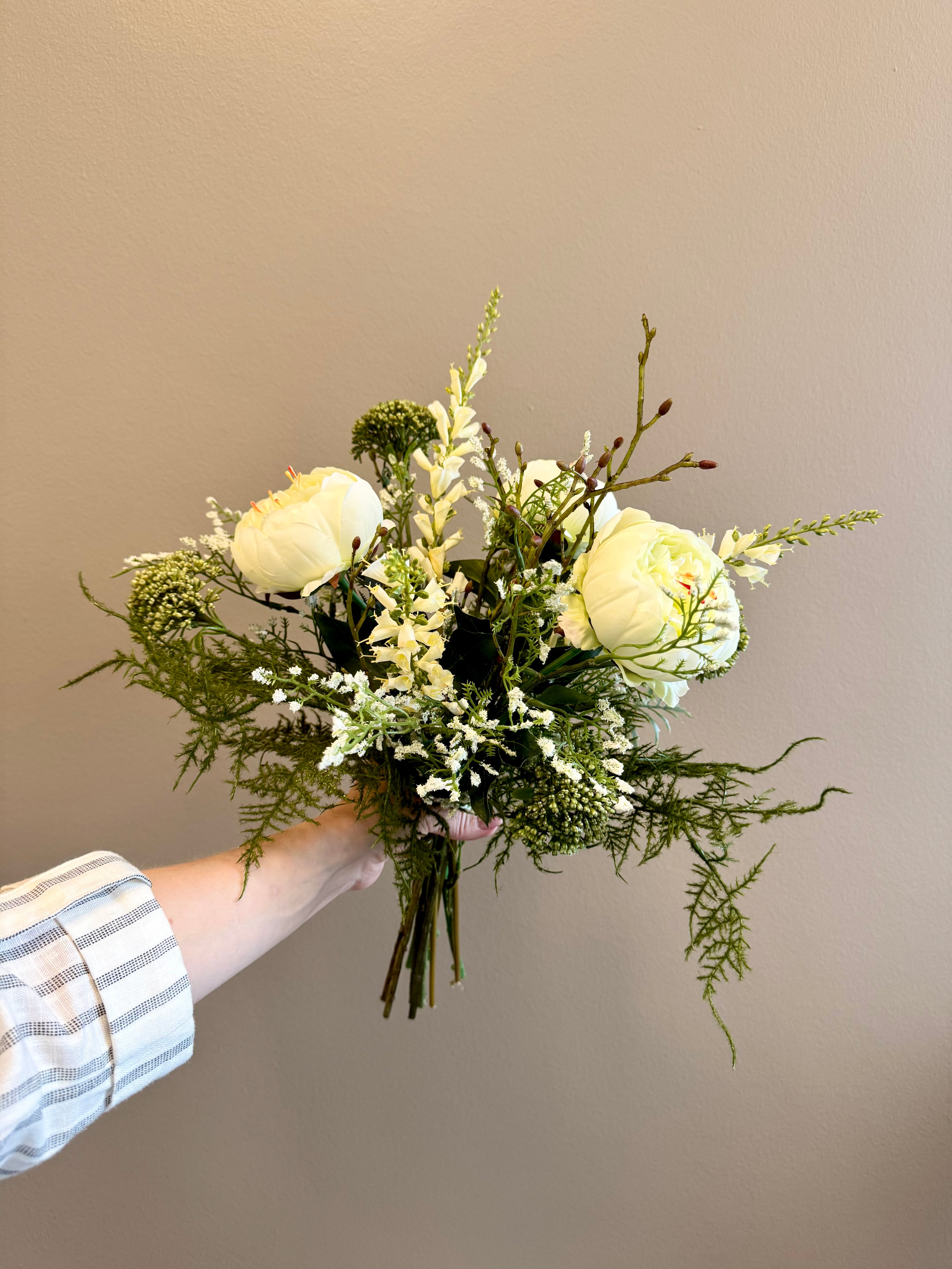 Hvid pæon/digitalis buket