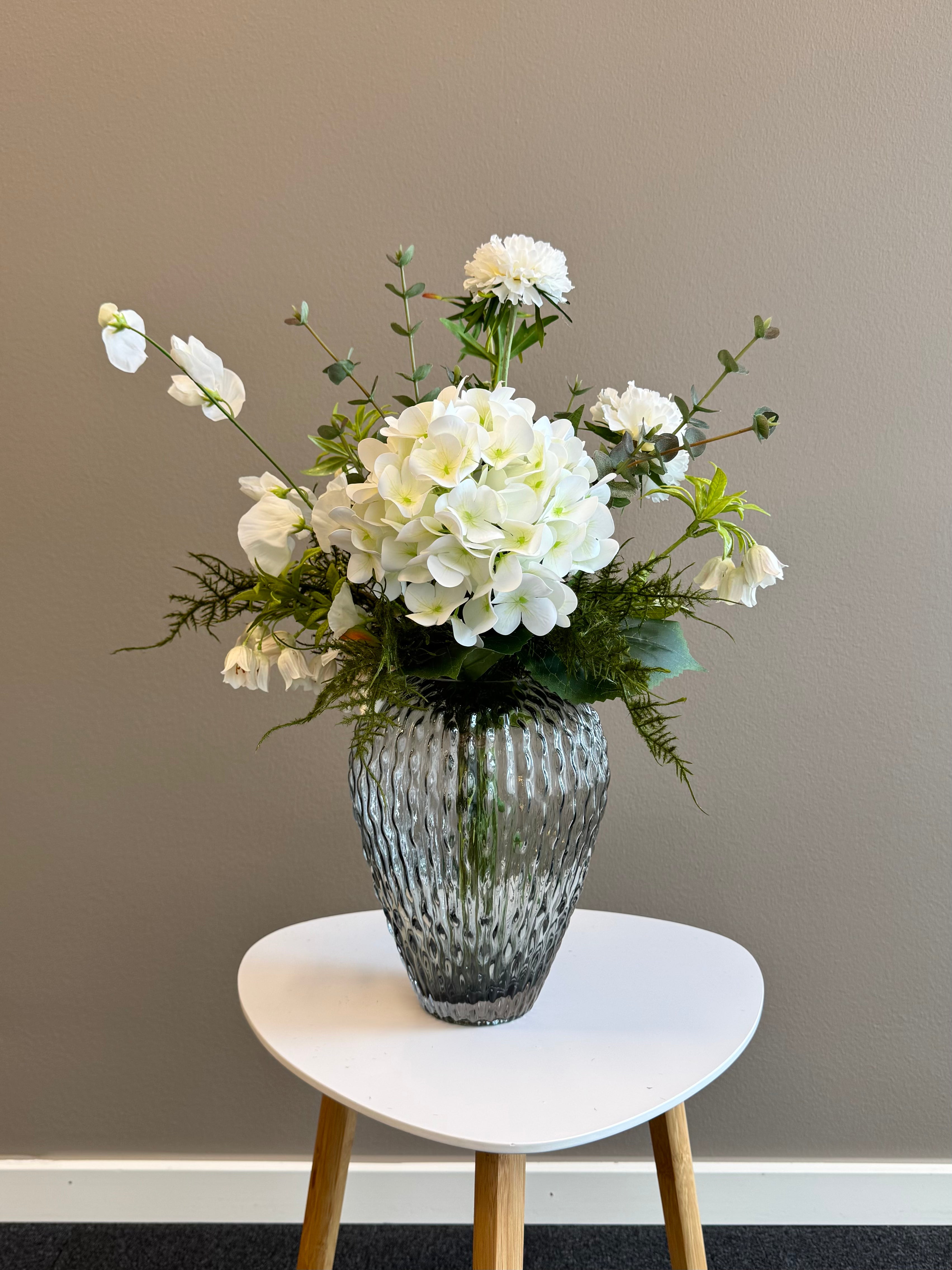 Buket med bla. Hvid hortensia og klokkeblomst