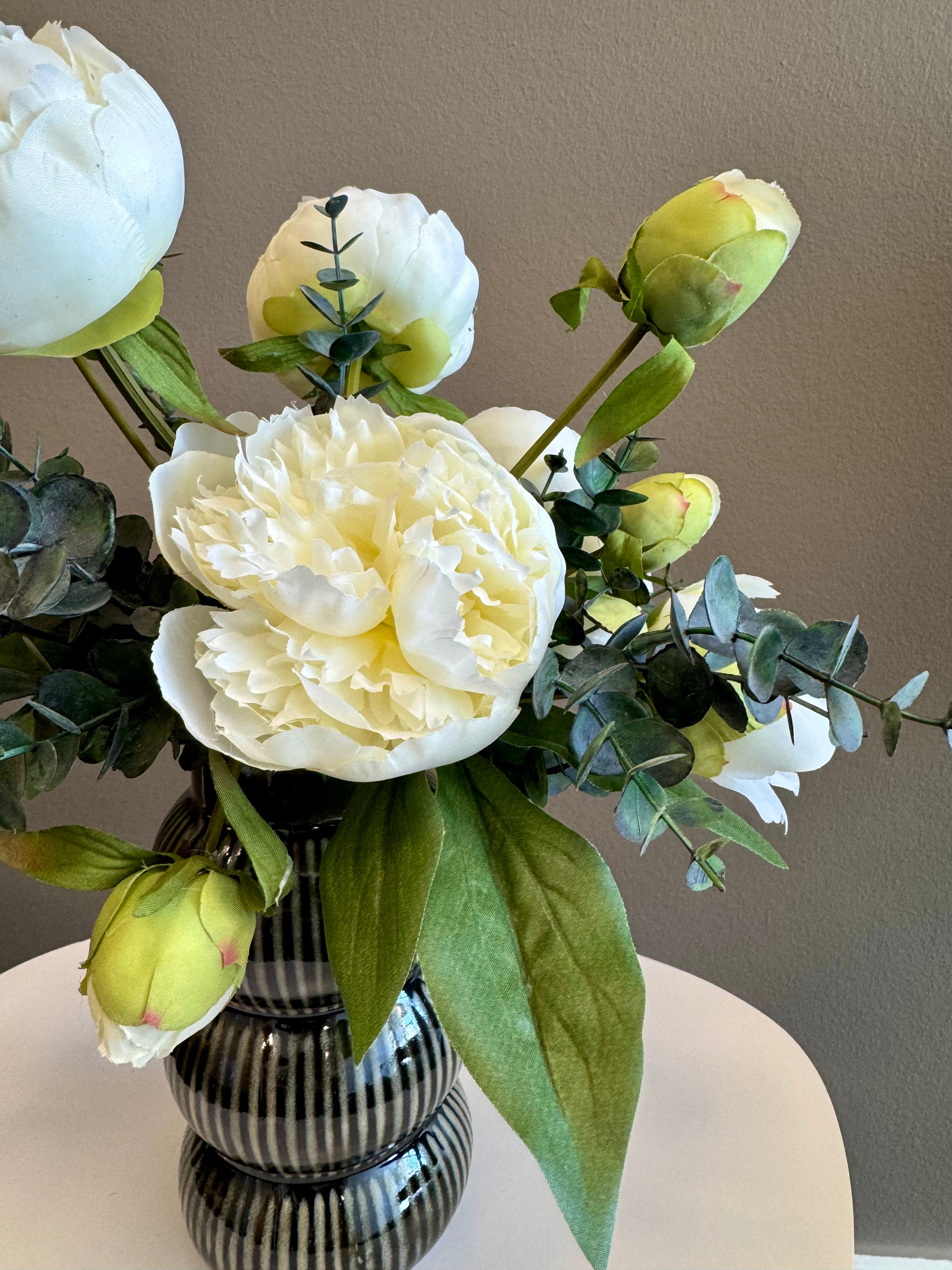 Vase inkl. hvid pæon buket