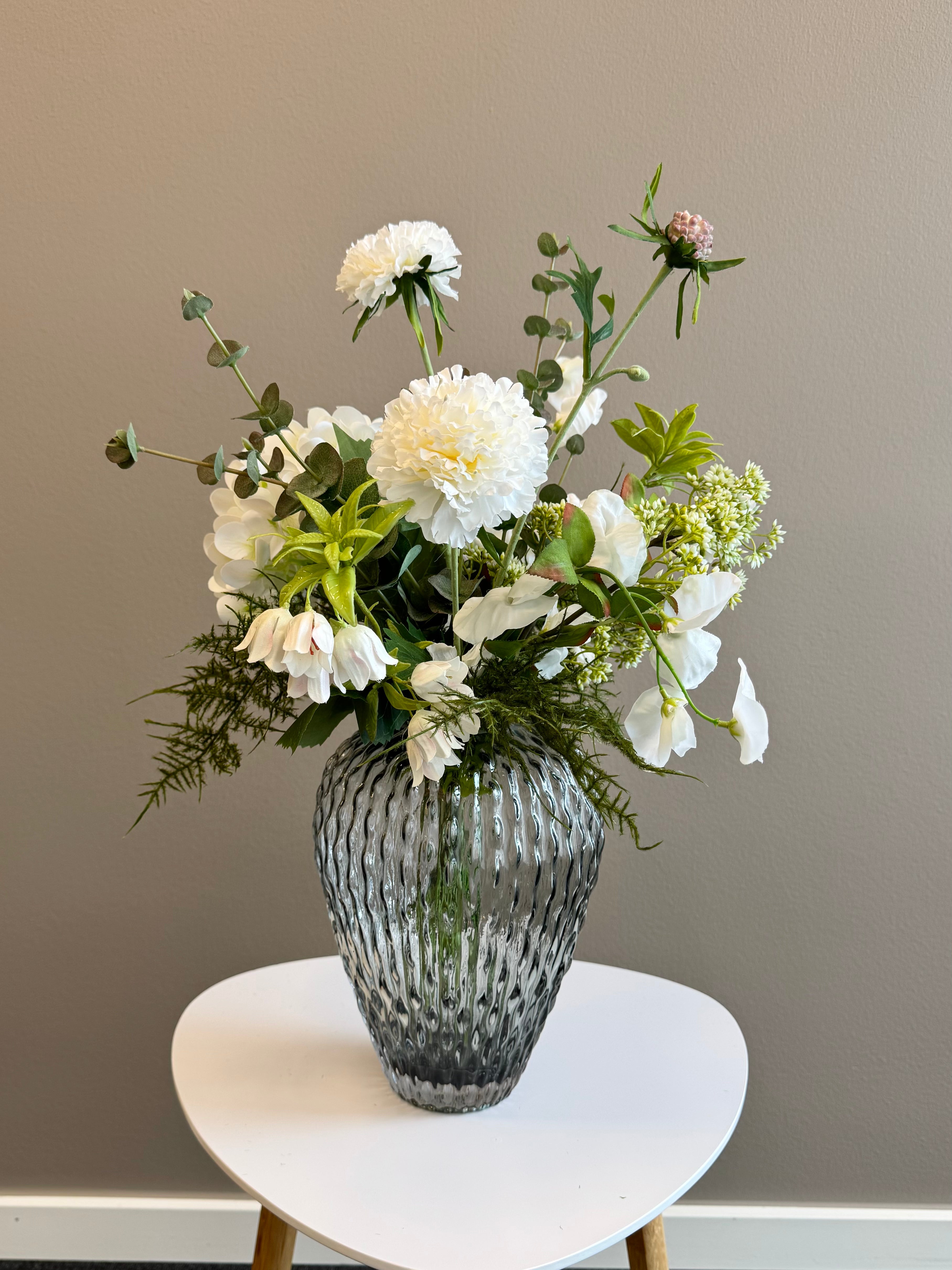 Buket med bla. Hvid hortensia og klokkeblomst