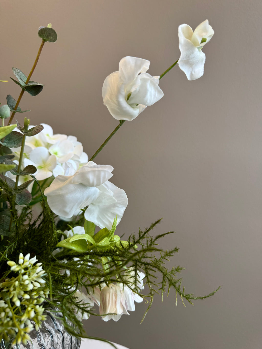 Buket med bla. Hvid hortensia og klokkeblomst