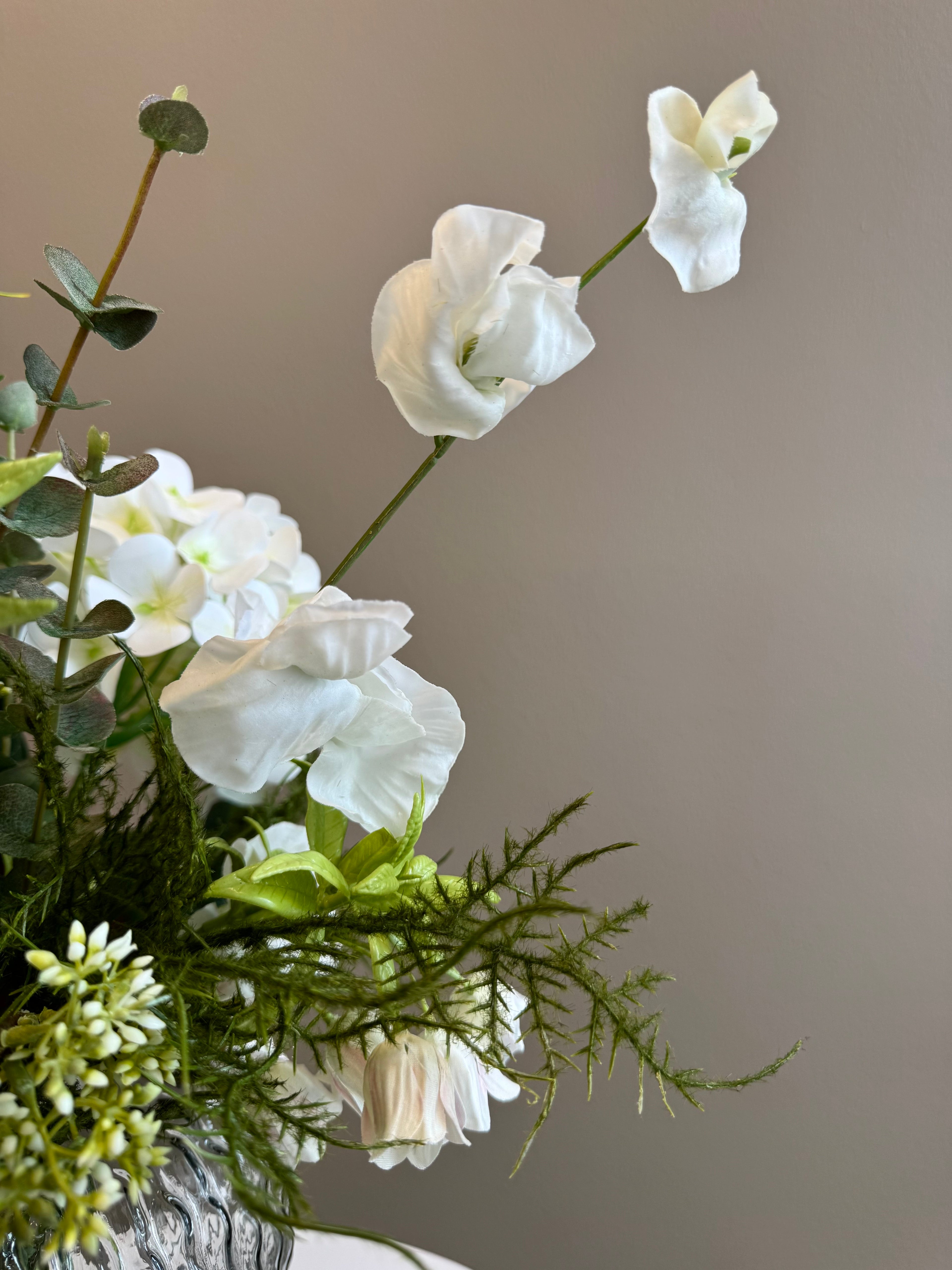 Buket med bla. Hvid hortensia og klokkeblomst