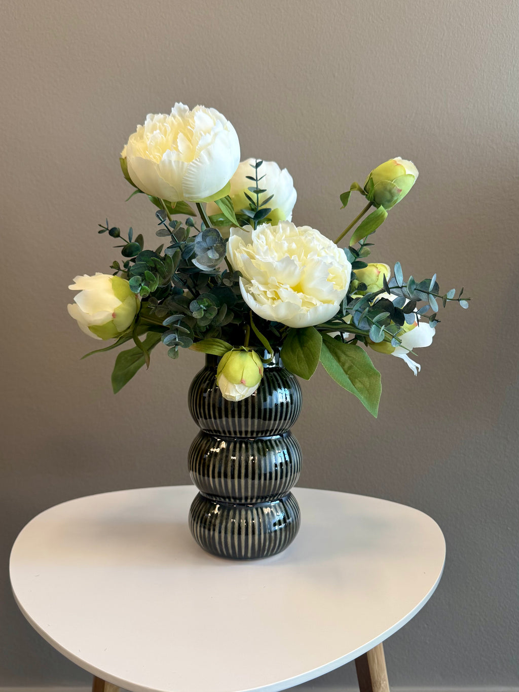 Vase inkl. hvid pæon buket