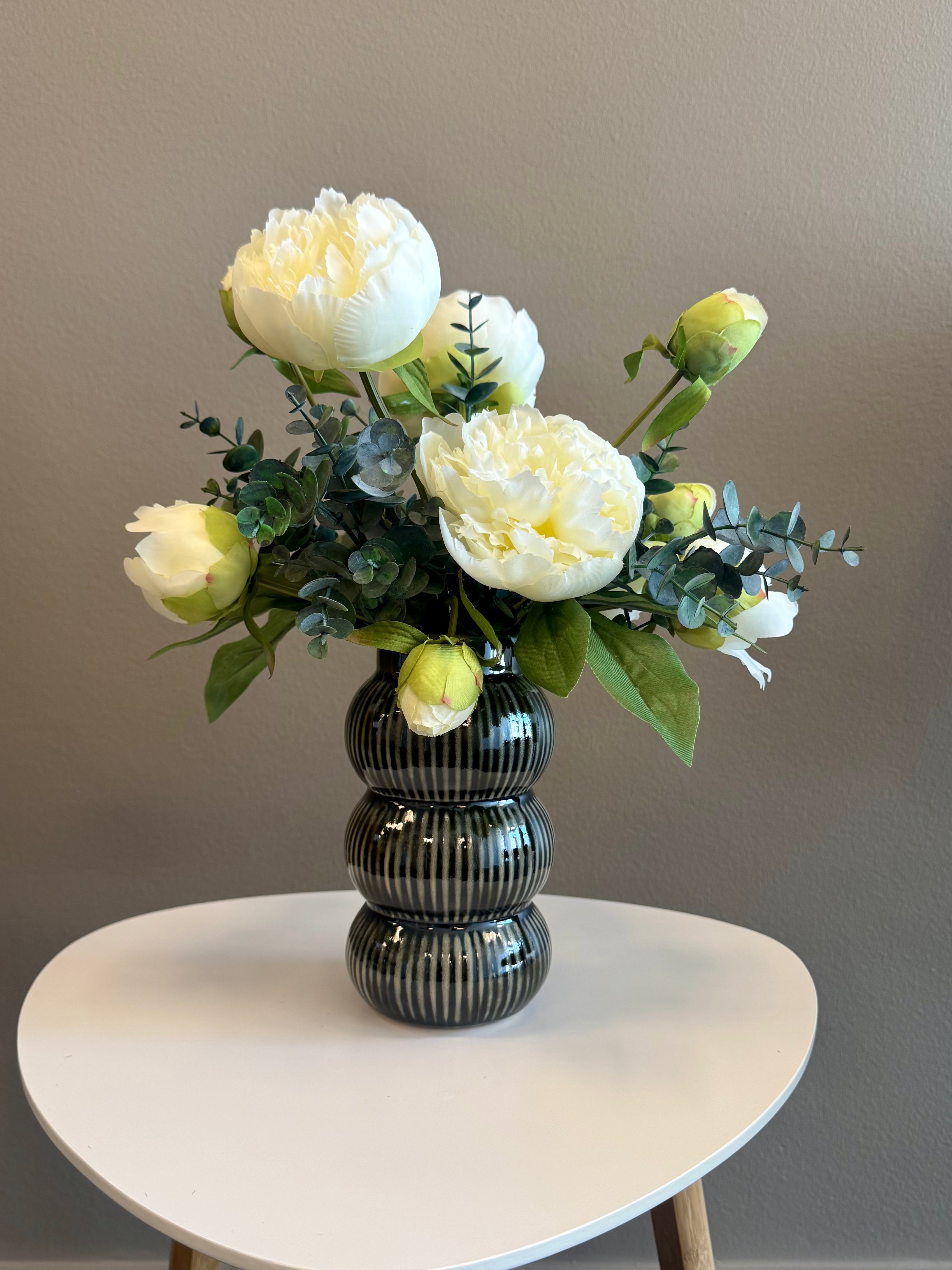 Vase inkl. hvid pæon buket