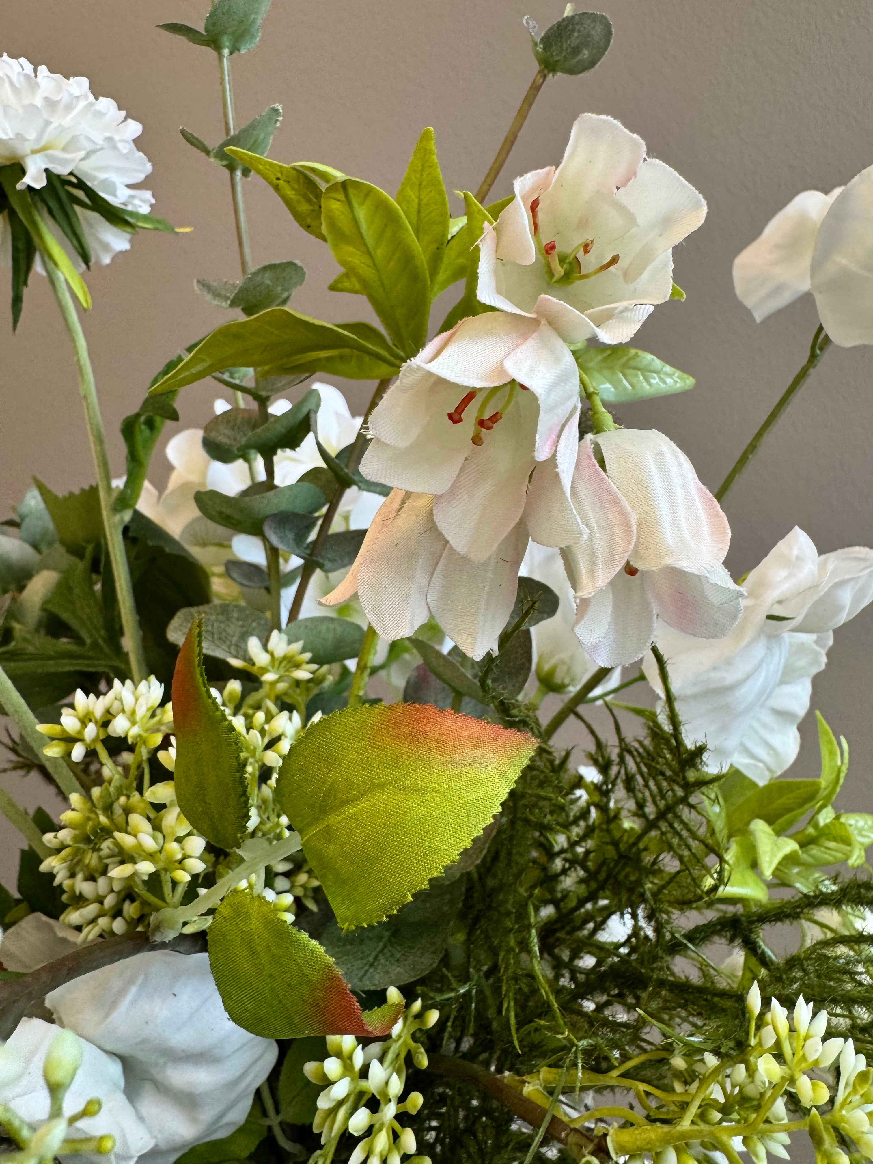 Buket med bla. Hvid hortensia og klokkeblomst
