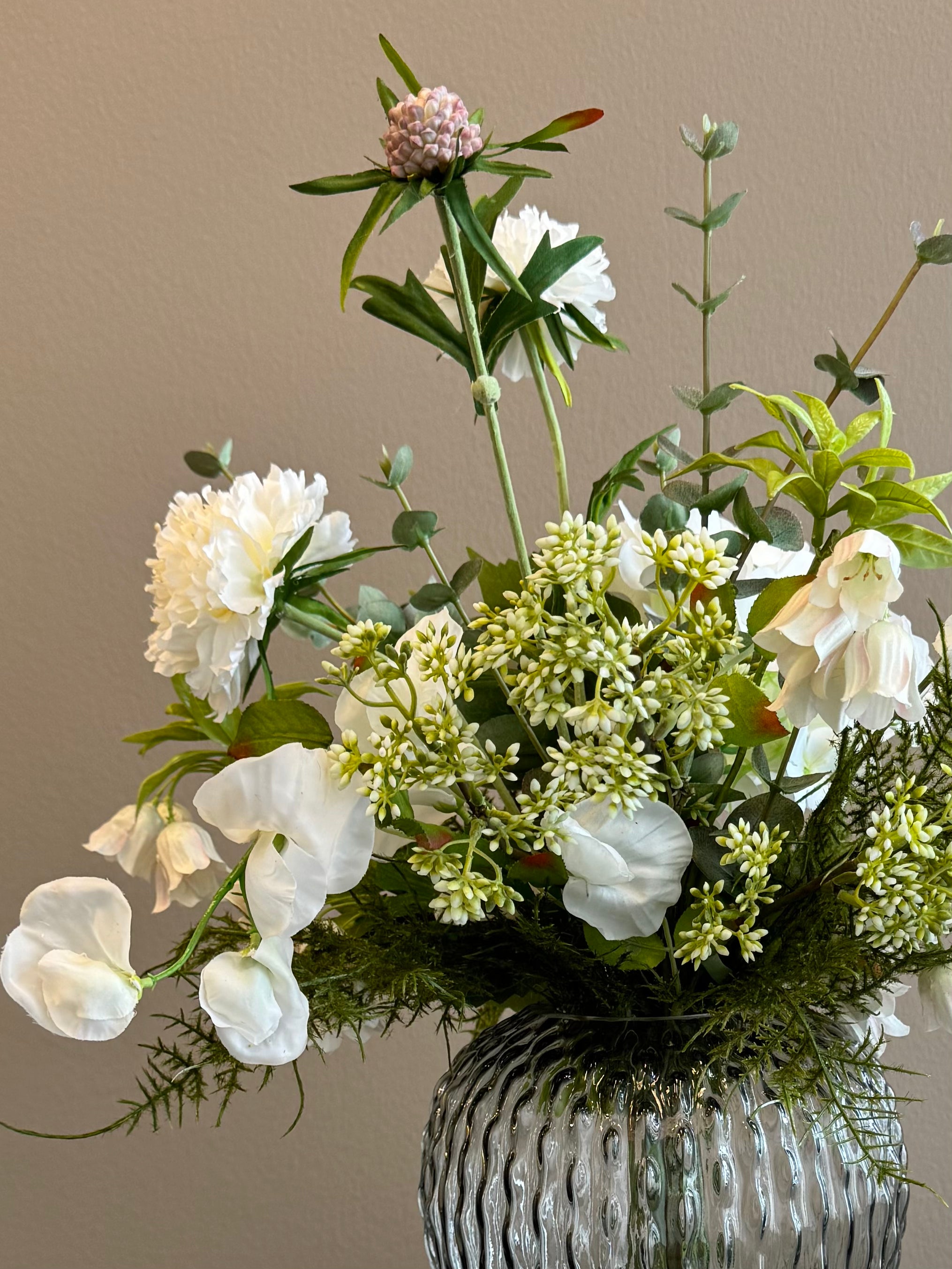 Buket med bla. Hvid hortensia og klokkeblomst