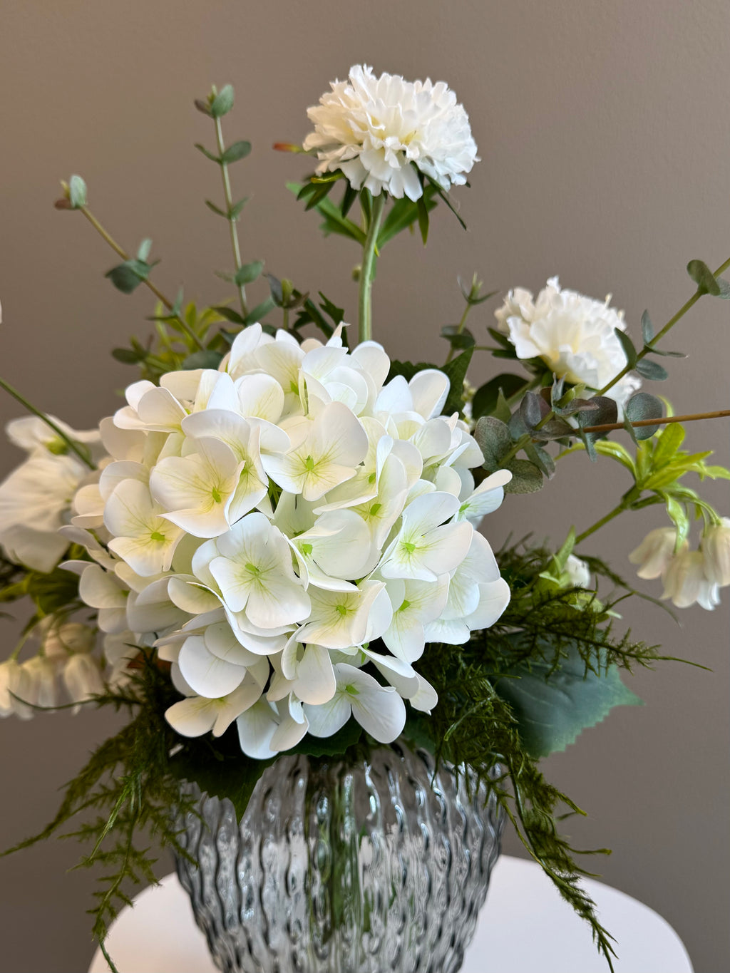 Buket med bla. Hvid hortensia og klokkeblomst