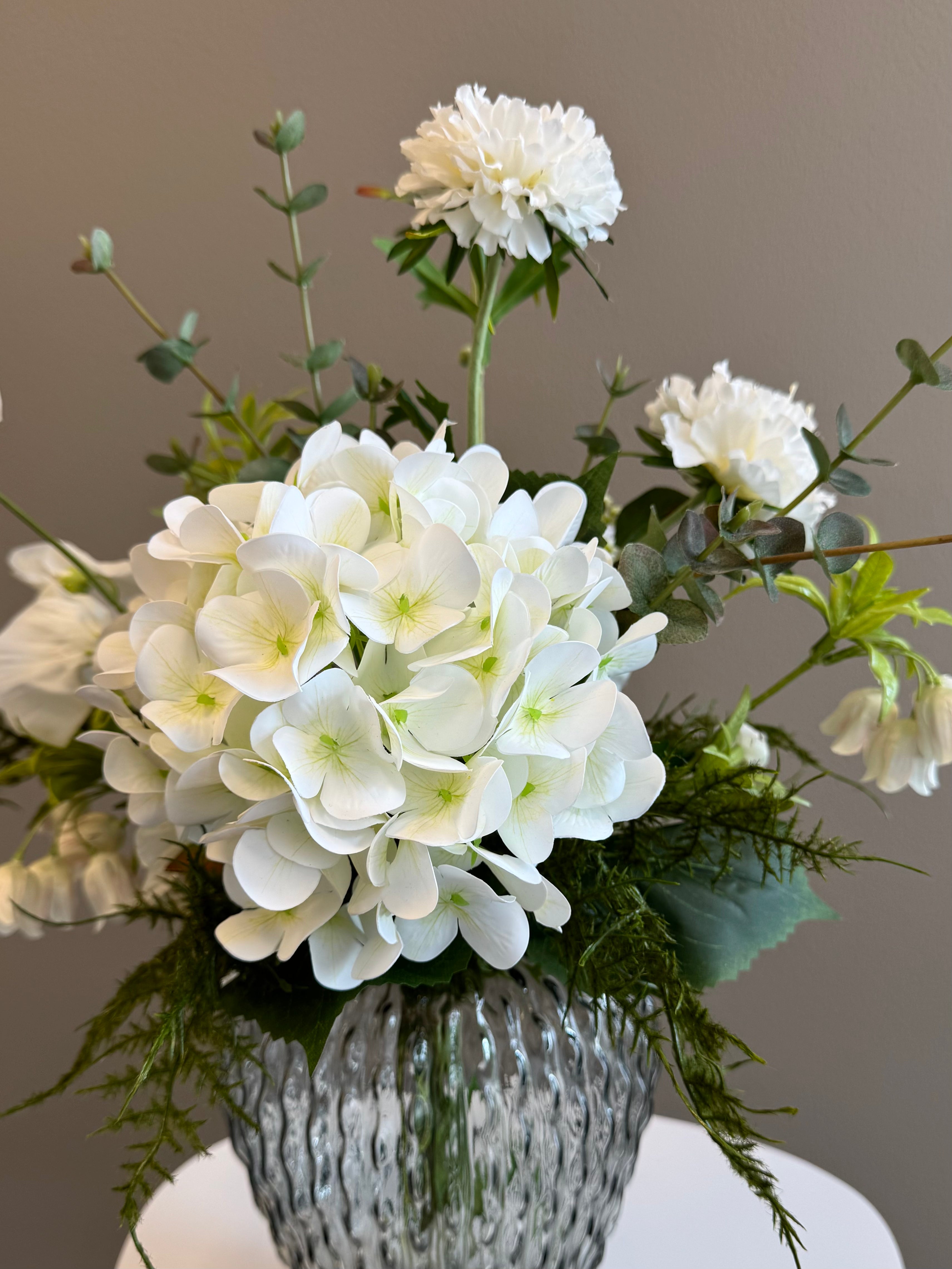 Buket med bla. Hvid hortensia og klokkeblomst