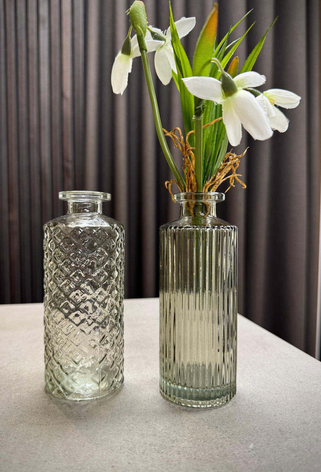 Glasvase røgfarvet riller