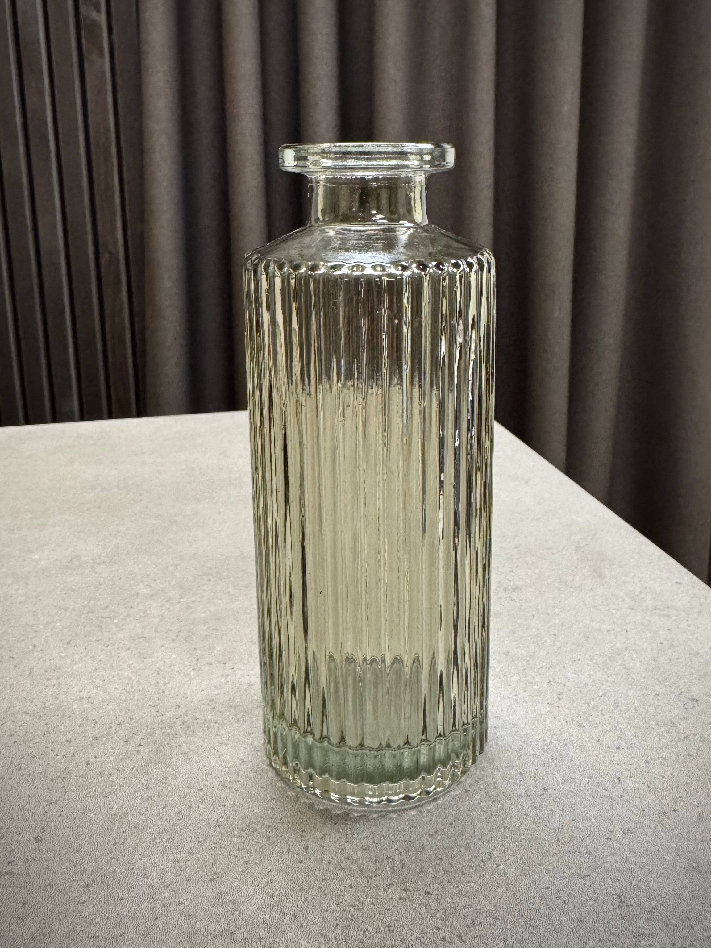 Glasvase røgfarvet riller