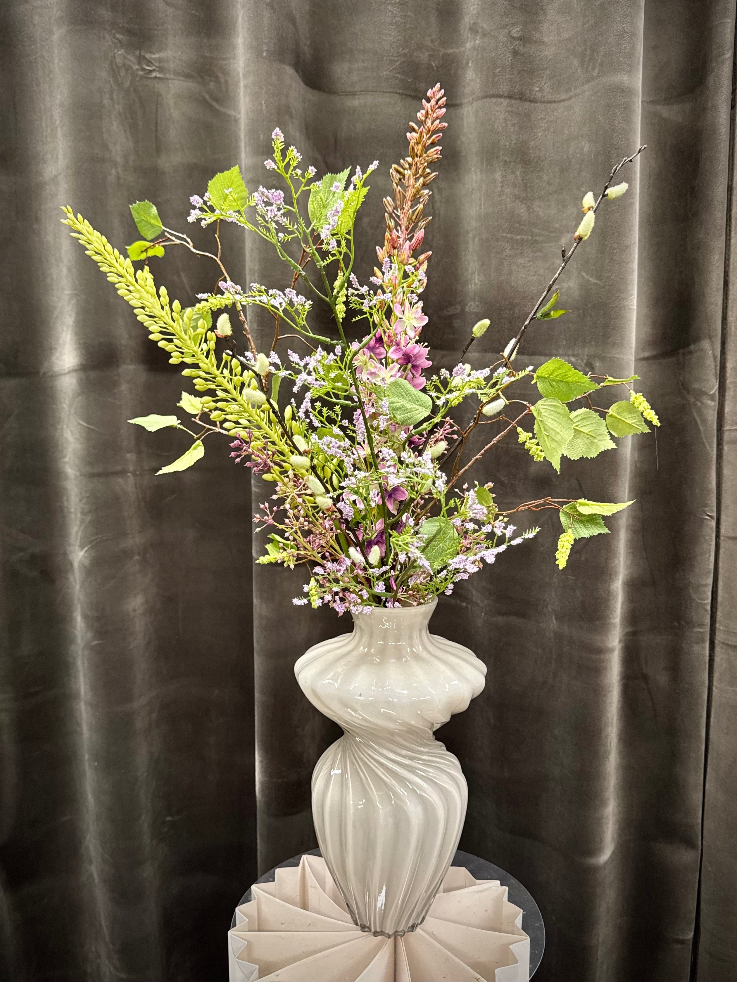 Forårsbuket med bla. Eremurus