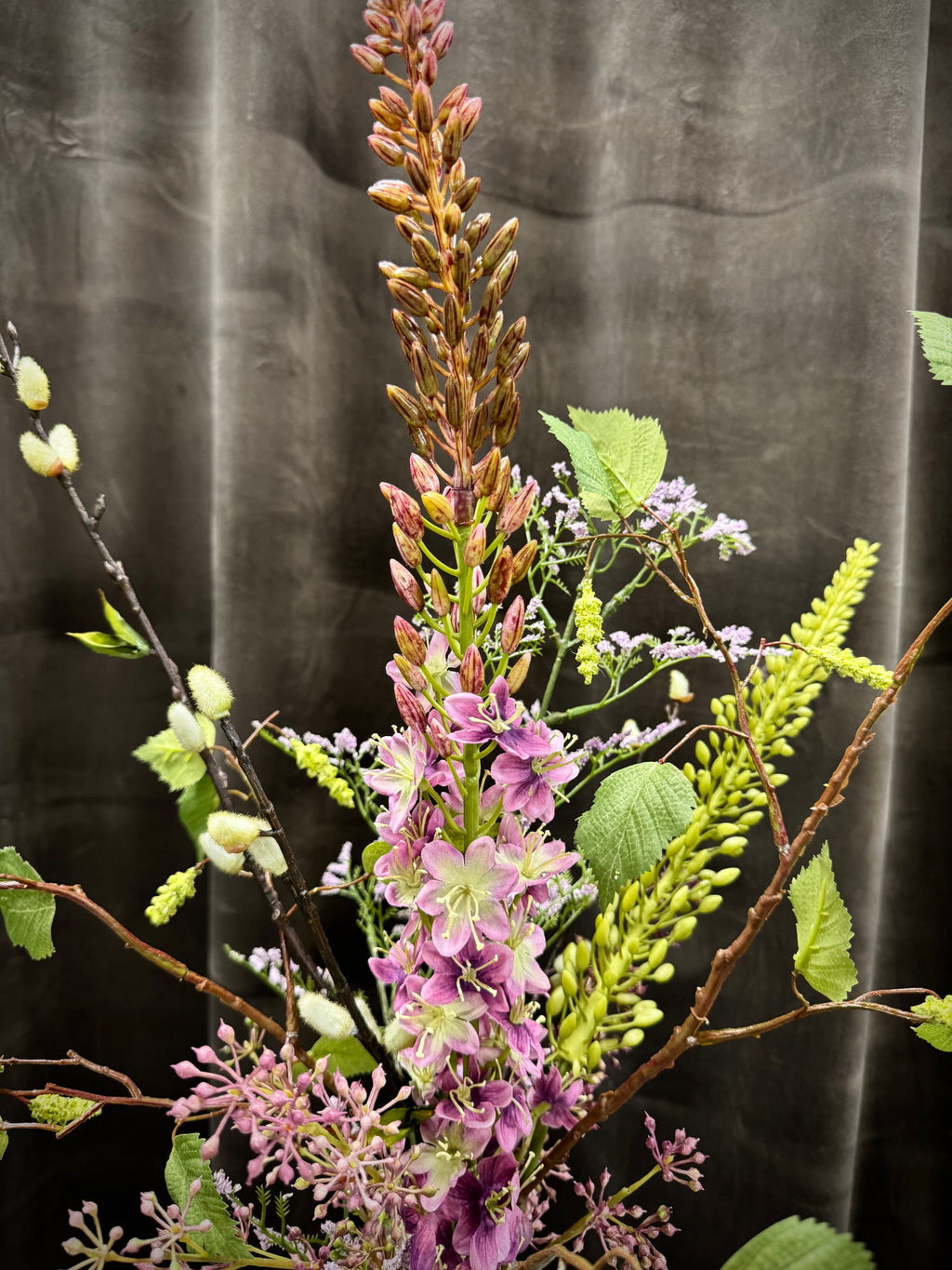 Forårsbuket med bla. Eremurus