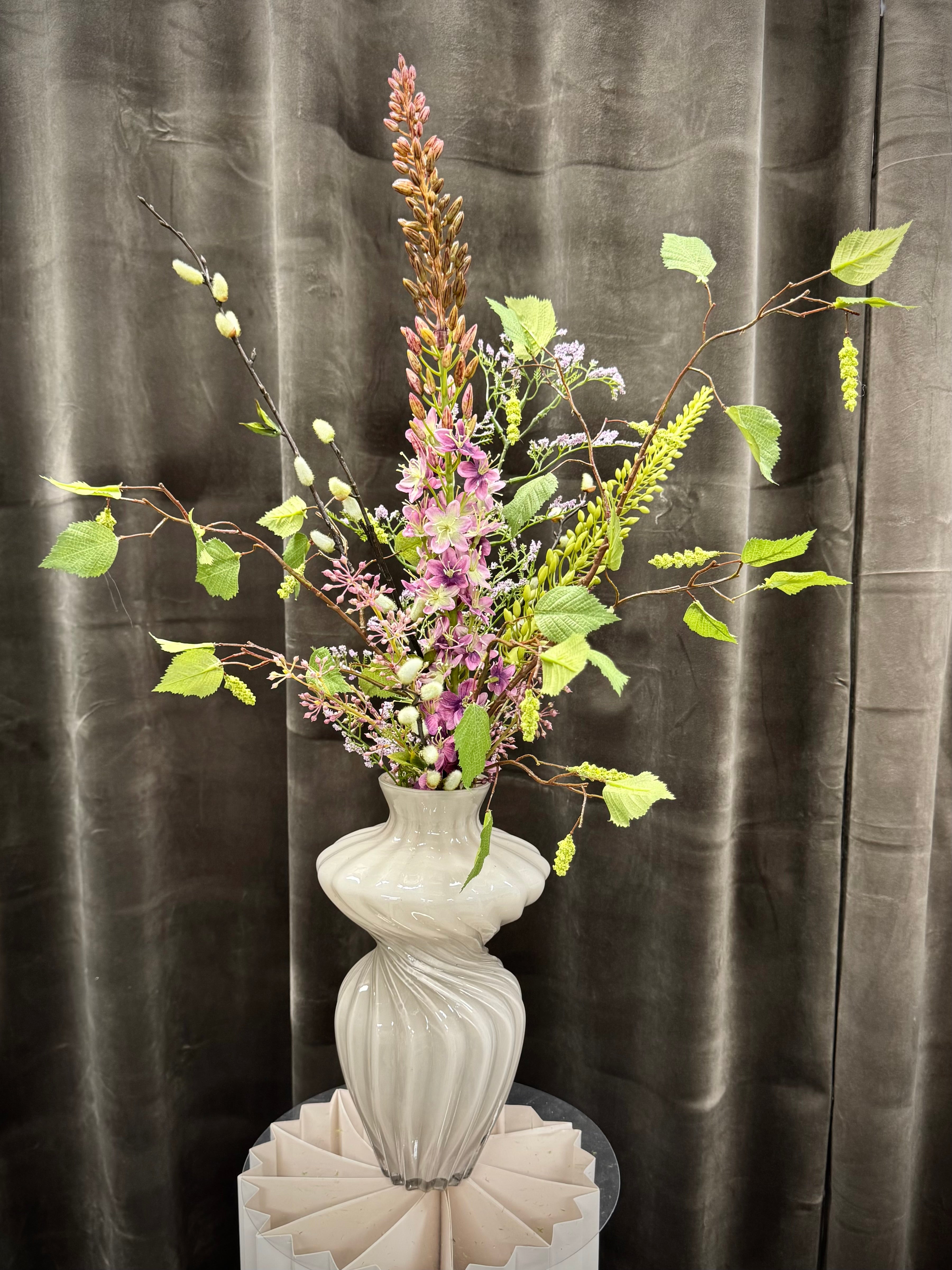 Forårsbuket med bla. Eremurus